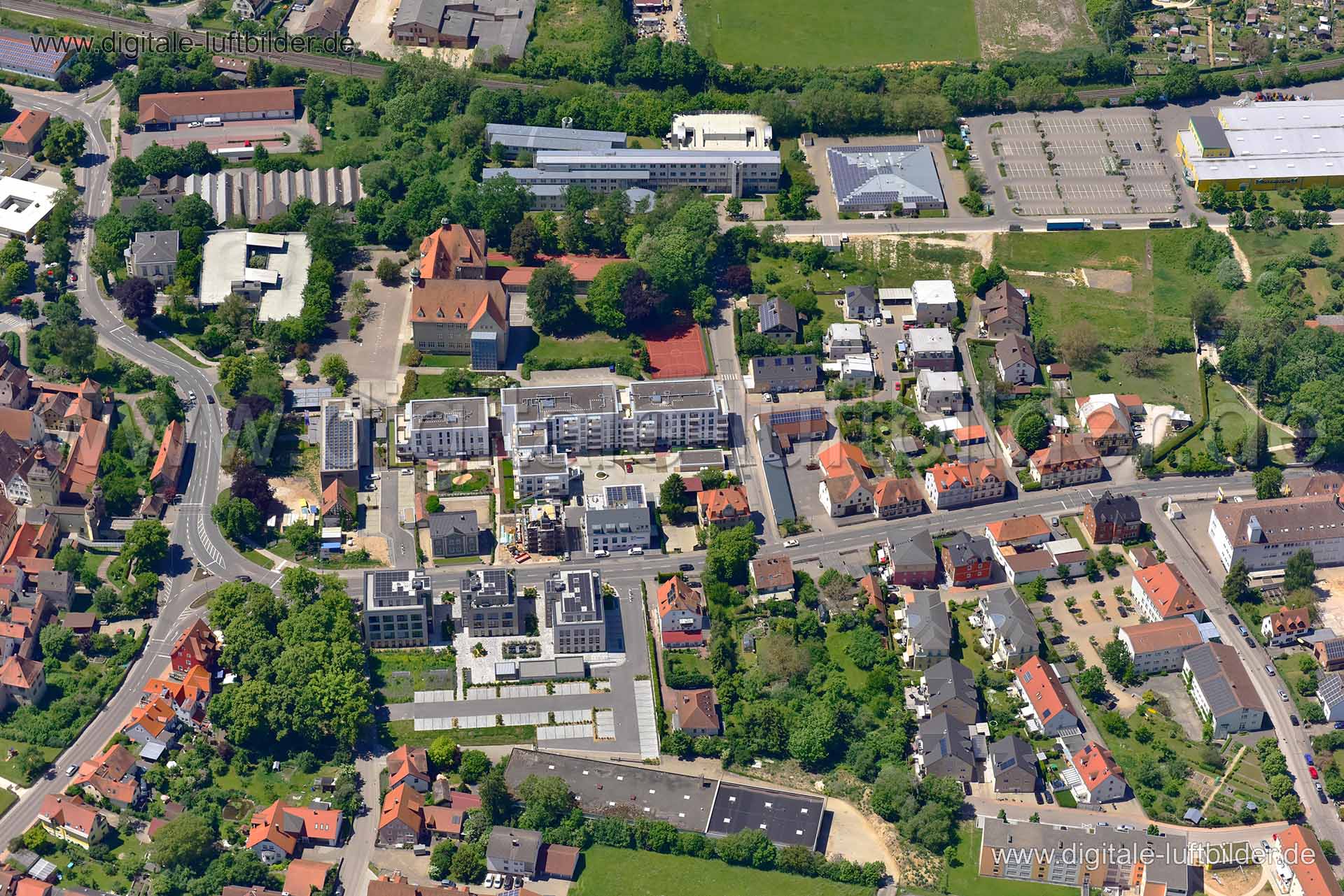 Titel: Ellinger Tor, Bildnummer: n291390, Ort / Stadt: Weißenburg, (Land)Kreis: Landkreis Weißenburg-Gunzenhausen, Regierungsbezirk: Mittelfranken, Bundesland: Bayern, Aufnahmedatum: 02.06.2019, Schlagwörter: Luftbild, Luftbilder, Luftbildfotografie, Luftaufnahme, Luftbildaufnahme, Luftfoto, Vogelperspektive, Vogelansicht, Deutschland, Schräg- und Senkrecht-Luftaufnahmen, Orthofotografie, 91781, Ellinger Straße, Schulhausstraße, Nürnberger Straße, Auf dem Schrecker, Rektor-Döderlein-Weg, Jacobis