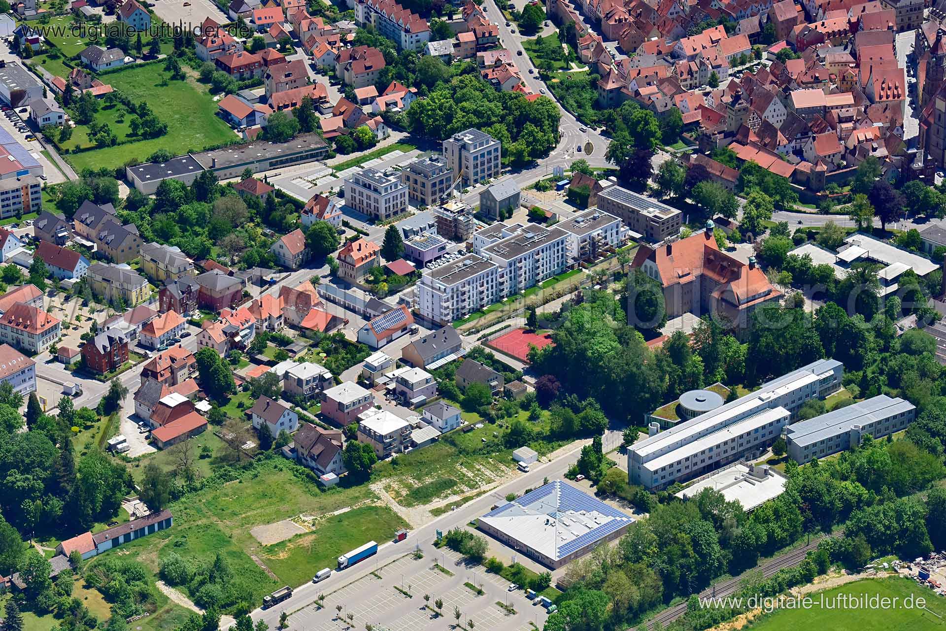 Titel: Ellinger Tor, Bildnummer: n291490, Ort / Stadt: Weißenburg, (Land)Kreis: Landkreis Weißenburg-Gunzenhausen, Regierungsbezirk: Mittelfranken, Bundesland: Bayern, Aufnahmedatum: 02.06.2019, Schlagwörter: Luftbild, Luftbilder, Luftbildfotografie, Luftaufnahme, Luftbildaufnahme, Luftfoto, Vogelperspektive, Vogelansicht, Deutschland, Schräg- und Senkrecht-Luftaufnahmen, Orthofotografie, 91781, Ellinger Straße, Schulhausstraße, Nürnberger Straße, Auf dem Schrecker, Rektor-Döderlein-Weg, Jacobis