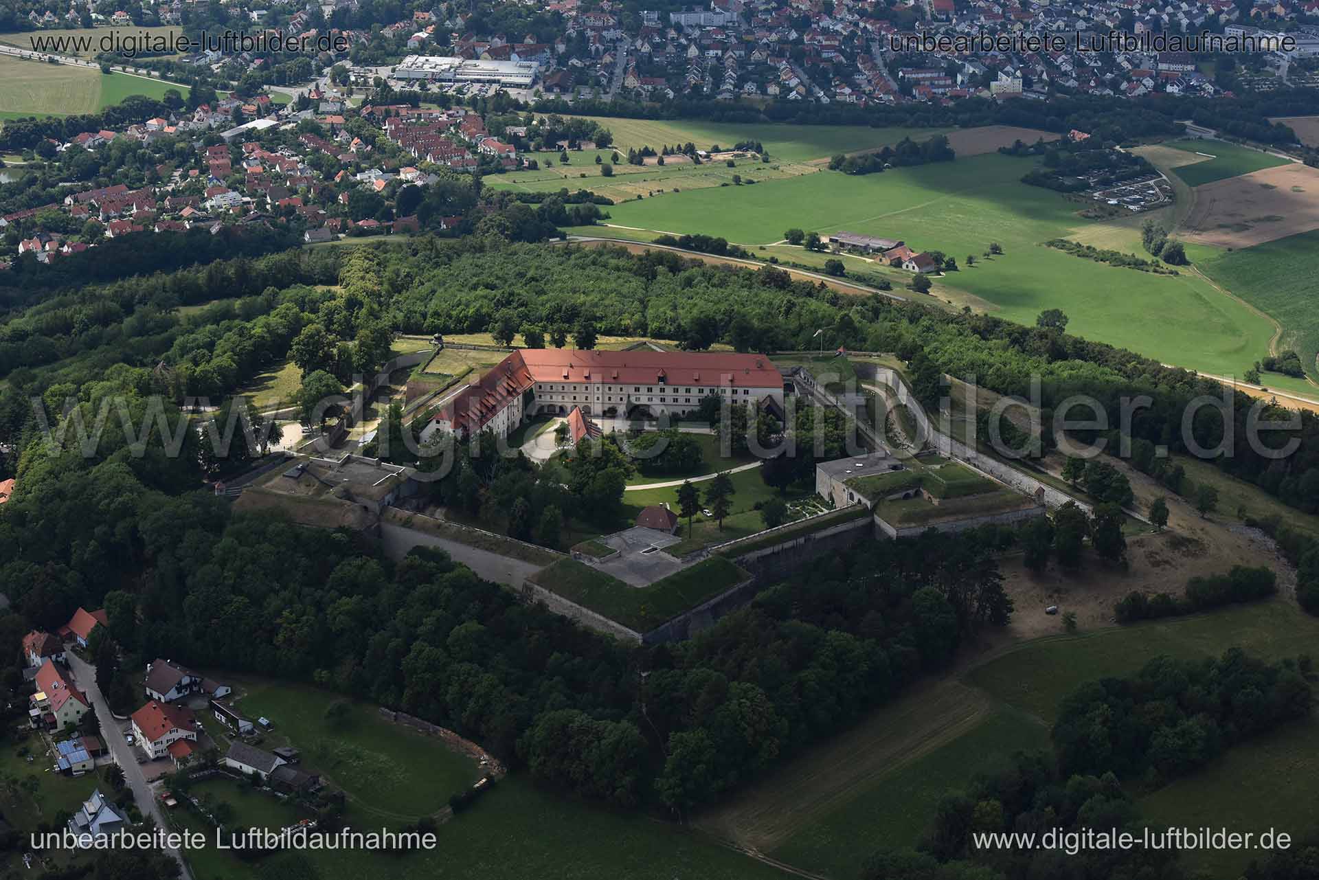 Titel: Wülzburg, Bildnummer: n272780, Ort / Stadt: Weißenburg, (Land)Kreis: Landkreis Weißenburg-Gunzenhausen, Regierungsbezirk: Mittelfranken, Bundesland: Bayern, Aufnahmedatum: 30.06.2018, Schlagwörter: Luftbild, Luftbilder, Luftbildfotografie, Luftaufnahme, Luftbildaufnahme, Luftfoto, Vogelperspektive, Vogelansicht, Deutschland, Schräg- und Senkrecht-Luftaufnahmen, Orthofotografie, 91781, Hohenzollernfestung Wülzburg, Festung, Geometrie, Abwehranlage, Burgen & Schlösser, Burg, Mittelalter, hi