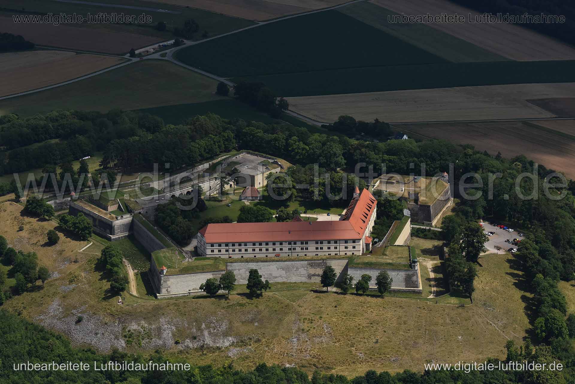 Titel: Wülzburg, Bildnummer: n272880, Ort / Stadt: Weißenburg, (Land)Kreis: Landkreis Weißenburg-Gunzenhausen, Regierungsbezirk: Mittelfranken, Bundesland: Bayern, Aufnahmedatum: 30.06.2018, Schlagwörter: Luftbild, Luftbilder, Luftbildfotografie, Luftaufnahme, Luftbildaufnahme, Luftfoto, Vogelperspektive, Vogelansicht, Deutschland, Schräg- und Senkrecht-Luftaufnahmen, Orthofotografie, 91781, Hohenzollernfestung Wülzburg, Festung, Geometrie, Abwehranlage, Burgen & Schlösser, Burg, Mittelalter, hi