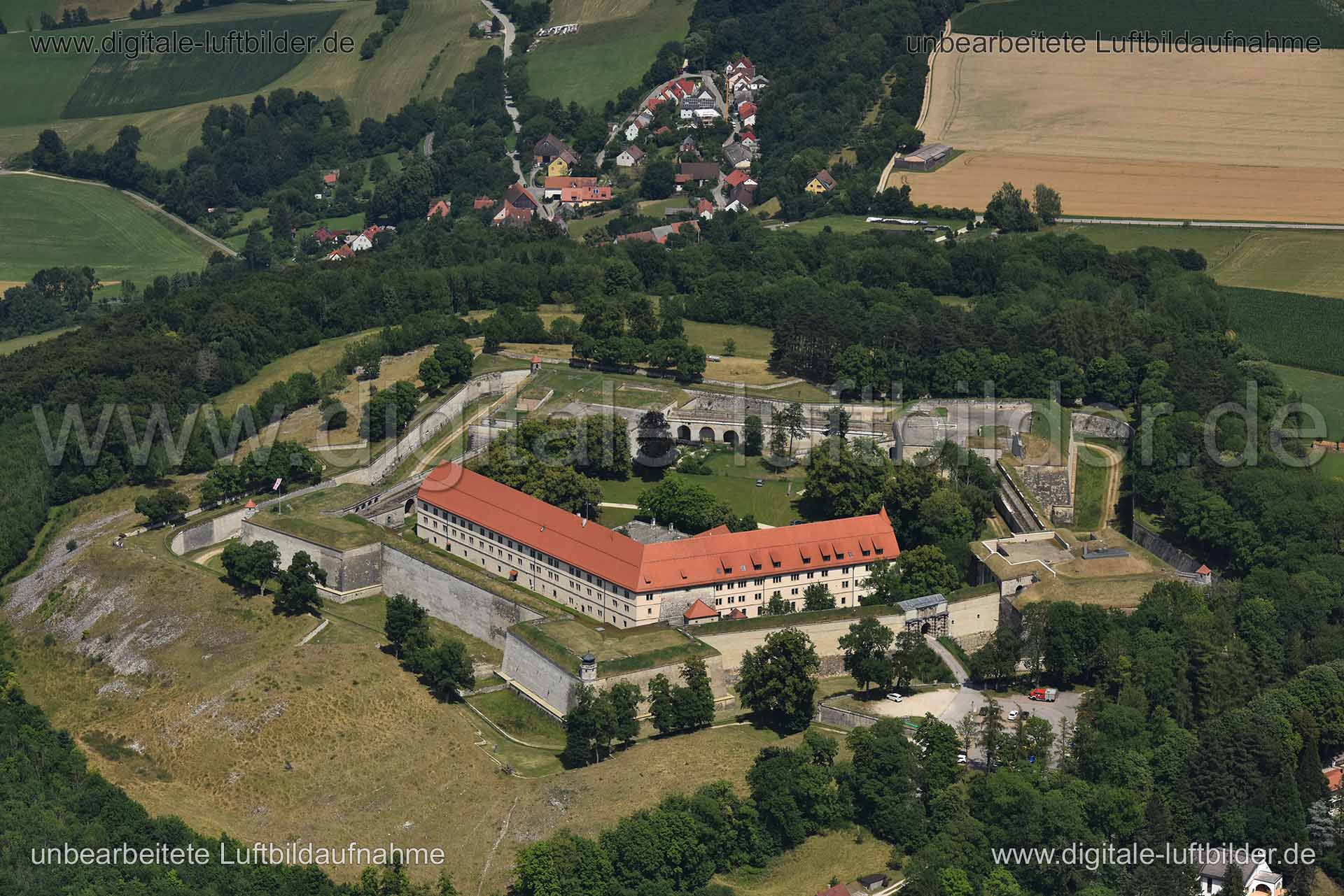 Titel: Wülzburg, Bildnummer: n273100, Ort / Stadt: Weißenburg, (Land)Kreis: Landkreis Weißenburg-Gunzenhausen, Regierungsbezirk: Mittelfranken, Bundesland: Bayern, Aufnahmedatum: 30.06.2018, Schlagwörter: Luftbild, Luftbilder, Luftbildfotografie, Luftaufnahme, Luftbildaufnahme, Luftfoto, Vogelperspektive, Vogelansicht, Deutschland, Schräg- und Senkrecht-Luftaufnahmen, Orthofotografie, 91781, Hohenzollernfestung Wülzburg, Festung, Geometrie, Abwehranlage, Burgen & Schlösser, Burg, Mittelalter, hi