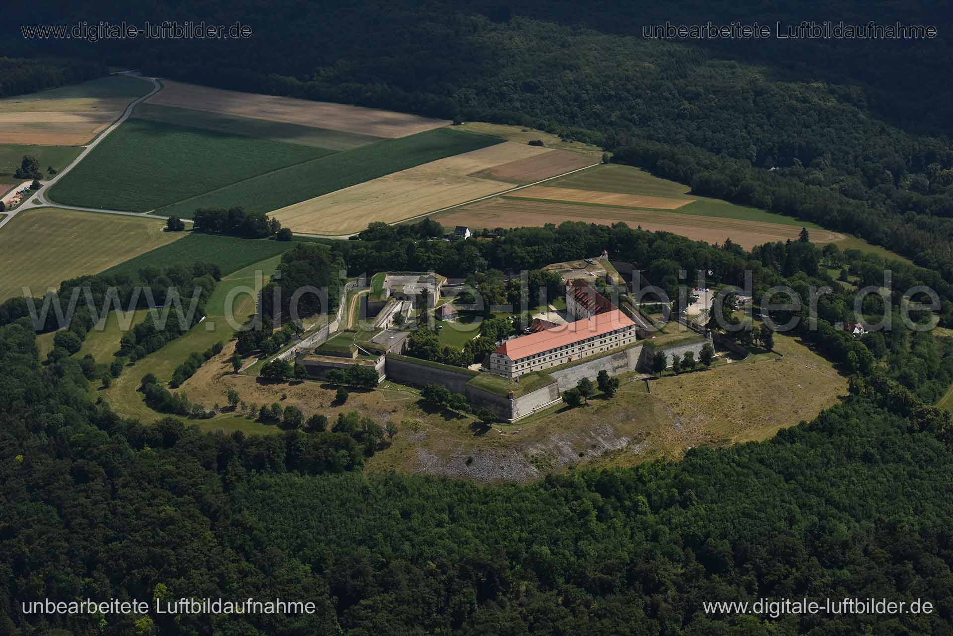 Titel: Wülzburg, Bildnummer: n273190, Ort / Stadt: Weißenburg, (Land)Kreis: Landkreis Weißenburg-Gunzenhausen, Regierungsbezirk: Mittelfranken, Bundesland: Bayern, Aufnahmedatum: 30.06.2018, Schlagwörter: Luftbild, Luftbilder, Luftbildfotografie, Luftaufnahme, Luftbildaufnahme, Luftfoto, Vogelperspektive, Vogelansicht, Deutschland, Schräg- und Senkrecht-Luftaufnahmen, Orthofotografie, 91781, Hohenzollernfestung Wülzburg, Festung, Geometrie, Abwehranlage, Burgen & Schlösser, Burg, Mittelalter, hi