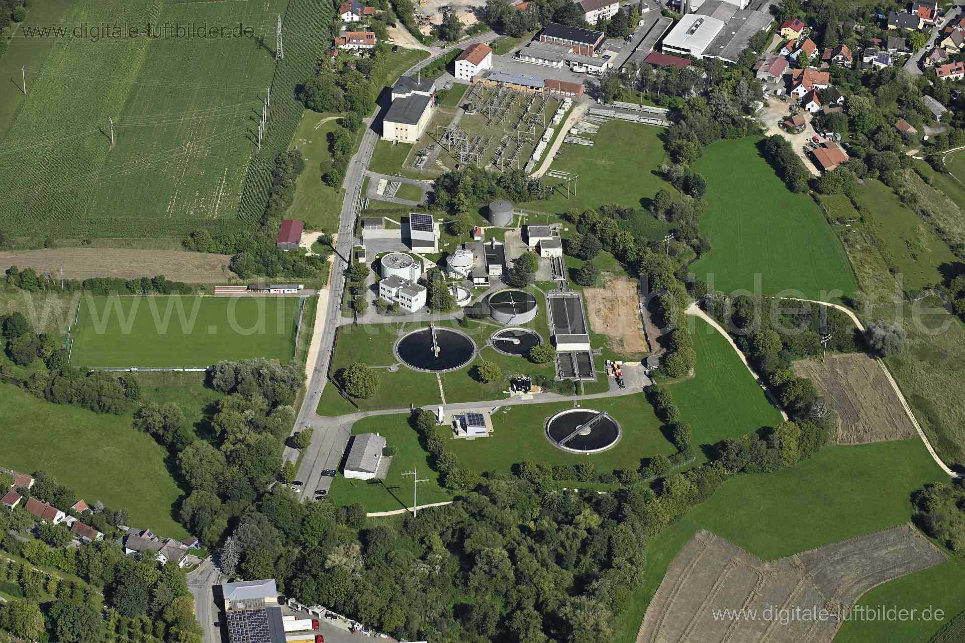 Titel: Zentralkläranlage Weißenburg, Bildnummer: n514940, Ort / Stadt: Weißenburg, (Land)Kreis: Landkreis Weißenburg-Gunzenhausen, Regierungsbezirk: Mittelfranken, Bundesland: Bayern, Aufnahmedatum: 11.08.2023, Schlagwörter: Deutschland, , Zentralkläranlage Weißenburg, Kläranlage, Industrieanlage, Klärbecken, Trinkwasseraufbereitung, Monat: August, Jahreszeit: Sommer, Tageszeit: Vormittag / Mittag, Jahr: 2023, Flug ID: 20230811, Bildstatus: unbearbeitetes Rohbild, Bildabmessung: 8256 x 5504 Pixe