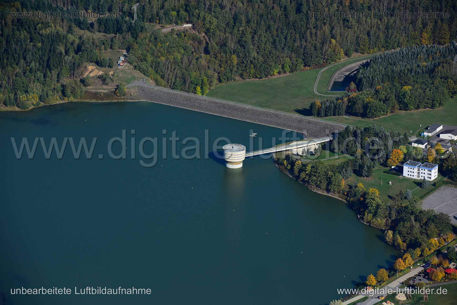 Titel: Quingenberg, Bildnummer: n351550, Ort / Stadt: Zeulenroda-Triebes, (Land)Kreis: Landkreis Greiz, Regierungsbezirk: Thüringen, Bundesland: Thüringen, Aufnahmedatum: 14.10.2019, Schlagwörter: Luftbild, Luftbilder, Luftbildfotografie, Luftaufnahme, Luftbildaufnahme, Luftfoto, Vogelperspektive, Vogelansicht, Deutschland, Schräg- und Senkrecht-Luftaufnahmen, Orthofotografie, Zeulenroda-Quingenberg, Talsperre, Architektur, Gewässer, Quingenberg, Monat: Oktober, Jahreszeit: Herbst, Tageszeit: Mi