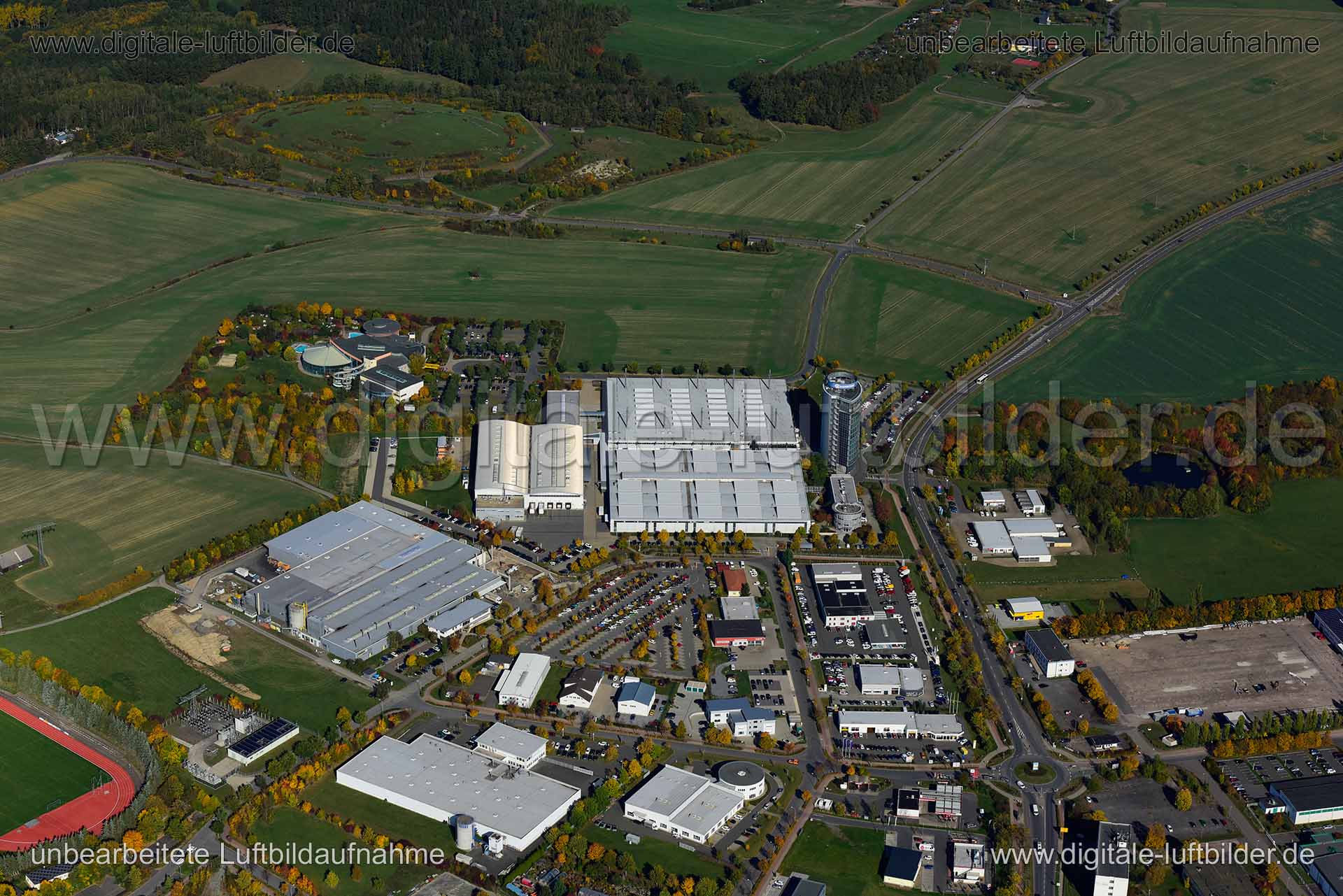 Titel: Zeulenroda, Bildnummer: n351510, Ort / Stadt: Zeulenroda-Triebes, (Land)Kreis: Landkreis Greiz, Regierungsbezirk: Thüringen, Bundesland: Thüringen, Aufnahmedatum: 14.10.2019, Schlagwörter: Luftbild, Luftbilder, Luftbildfotografie, Luftaufnahme, Luftbildaufnahme, Luftfoto, Vogelperspektive, Vogelansicht, Deutschland, Schräg- und Senkrecht-Luftaufnahmen, Orthofotografie, Zeulenroda, Lager, Lagerhalle, Fabrikhalle, Produktionshalle, Mischgebiet, Gewerbe- und Wohngebiet, Gewerbeflächen & Gewe