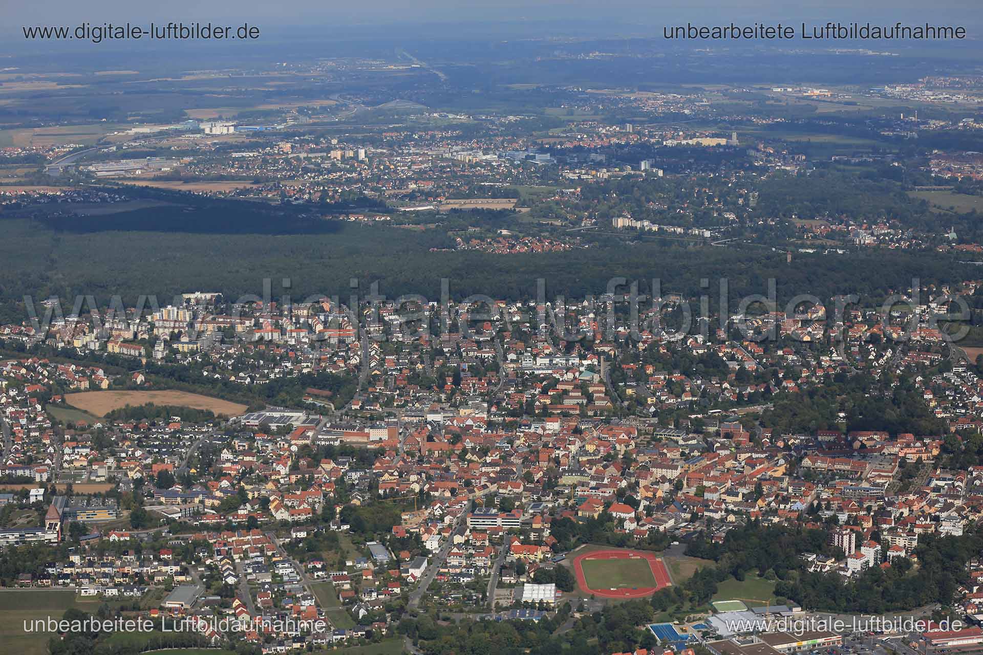 Titel: Panorama, Bildnummer: c162340, Ort / Stadt: Zirndorf, (Land)Kreis: Landkreis Fürth, Regierungsbezirk: Mittelfranken, Bundesland: Bayern, Aufnahmedatum: 10.09.2015, Schlagwörter: Luftbild, Luftbilder, Luftbildfotografie, Luftaufnahme, Luftbildaufnahme, Luftfoto, Vogelperspektive, Vogelansicht, Deutschland, Schräg- und Senkrecht-Luftaufnahmen, Orthofotografie, Panorama, Volkhardtstraße, Burgfarrnbacher Straße, Monat: September, Jahreszeit: Sommer, Tageszeit: Mittag / Nachmittag, Jahr: 2015,