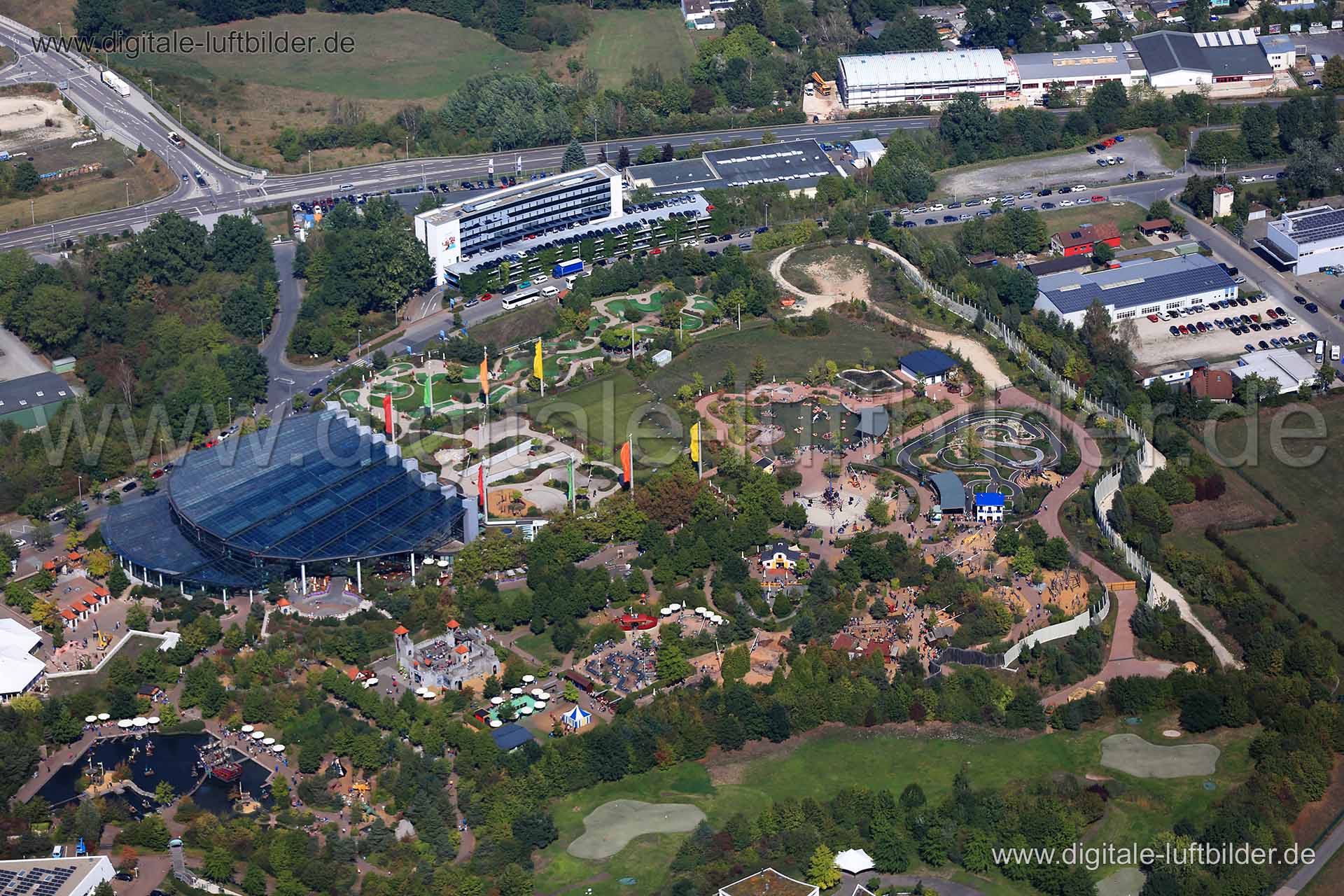 Titel: Playmobil Park, Bildnummer: c162390, Ort / Stadt: Zirndorf, (Land)Kreis: Landkreis Fürth, Regierungsbezirk: Mittelfranken, Bundesland: Bayern, Aufnahmedatum: 10.09.2015, Schlagwörter: Luftbild, Luftbilder, Luftbildfotografie, Luftaufnahme, Luftbildaufnahme, Luftfoto, Vogelperspektive, Vogelansicht, Deutschland, Schräg- und Senkrecht-Luftaufnahmen, Orthofotografie, Playmobil Funpark, Themenpark, Freizeitpark, Gewerbeflächen & Gewerbeimmobilien, Playmobil Park, Monat: September, Jahreszeit: