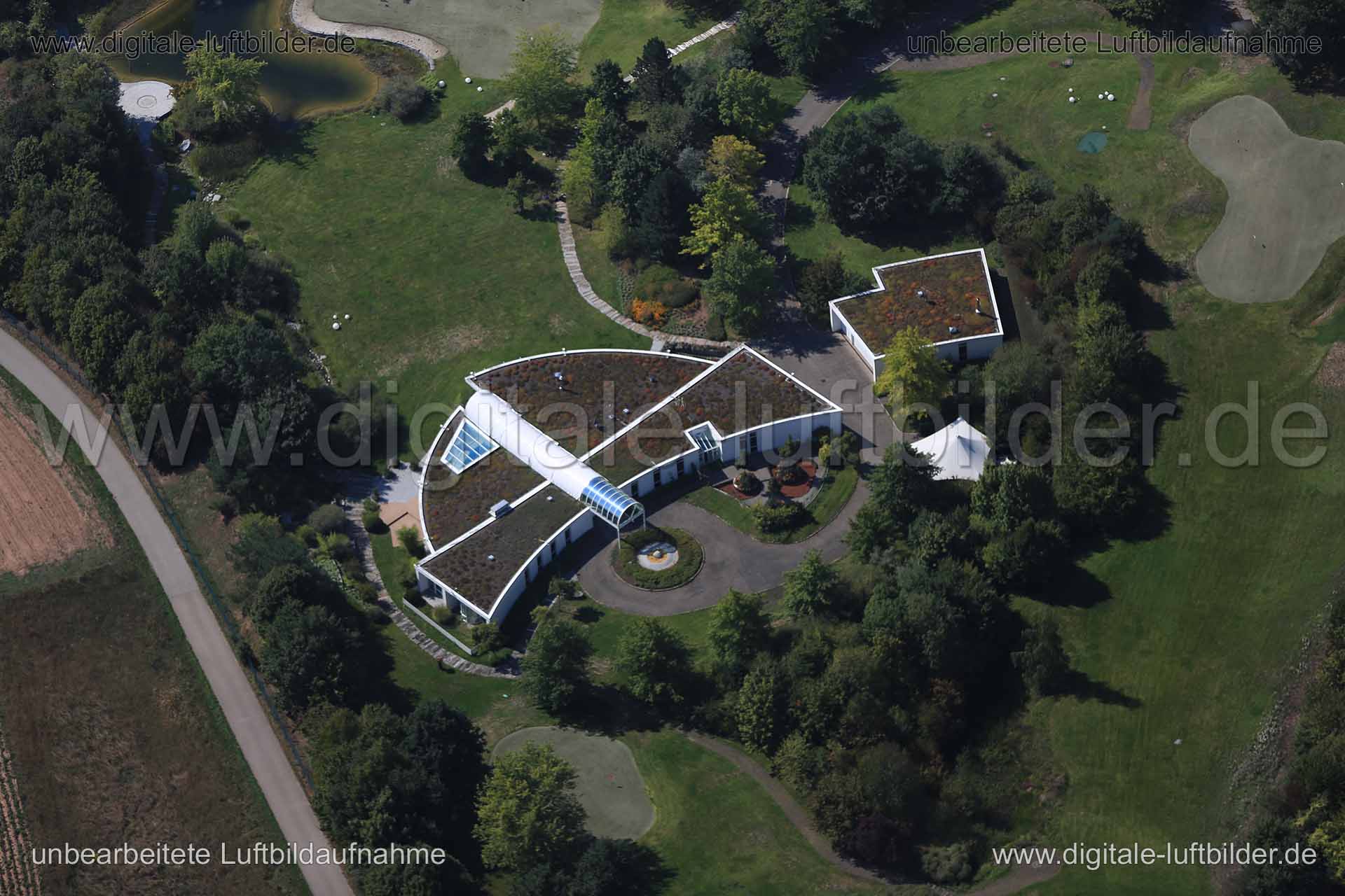 Titel: Playmobil Park, Bildnummer: c162590, Ort / Stadt: Zirndorf, (Land)Kreis: Landkreis Fürth, Regierungsbezirk: Mittelfranken, Bundesland: Bayern, Aufnahmedatum: 10.09.2015, Schlagwörter: Luftbild, Luftbilder, Luftbildfotografie, Luftaufnahme, Luftbildaufnahme, Luftfoto, Vogelperspektive, Vogelansicht, Deutschland, Schräg- und Senkrecht-Luftaufnahmen, Orthofotografie, Golfplatz, Golf, Architektur, Grünanlage, Zwickauer Straße, Sportplatz, Gewerbeflächen & Gewerbeimmobilien, Playmobil Park, Mo