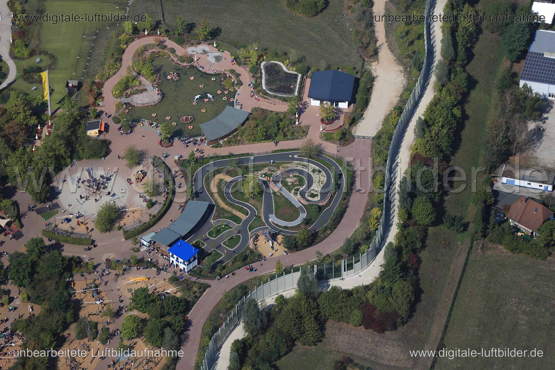 Titel: Playmobil Park, Bildnummer: c162680, Ort / Stadt: Zirndorf, (Land)Kreis: Landkreis Fürth, Regierungsbezirk: Mittelfranken, Bundesland: Bayern, Aufnahmedatum: 10.09.2015, Schlagwörter: Luftbild, Luftbilder, Luftbildfotografie, Luftaufnahme, Luftbildaufnahme, Luftfoto, Vogelperspektive, Vogelansicht, Deutschland, Schräg- und Senkrecht-Luftaufnahmen, Orthofotografie, Playmobil Funpark, Themenpark, Freizeitpark, Gokartbahn, Gokart Bahn, Gewerbeflächen & Gewerbeimmobilien, Playmobil Park, Mona